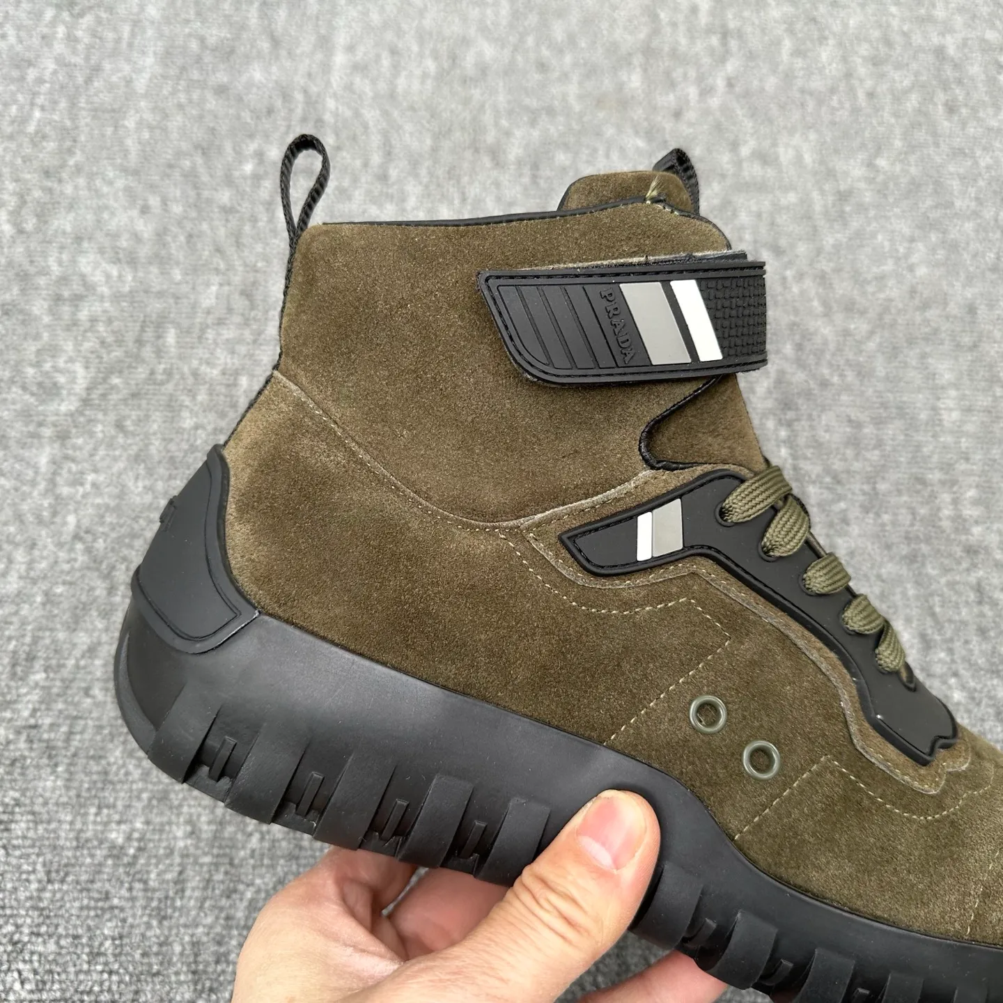 💰880 Prada/Prada’s new men’s spliced ​​casual sports boots! The shoe's exquisite stitching outlines a unique geometric texture, and contemporary lines and details reinterpret the classic sports style. The upper is made of ultra-official material, and the lining is full cowhide. It is lightweight, breathable, practical and versatile. The tongue is decorated with the Prada Milano logo, and the logo print is embellished with the laces. It is paired with a 2.5cm two-color rubber sole to create a comfortable wearing experience. Comes with full set of original packaging dust bag! Size: 39-40-41-42-43-44 (45 customized) standard leather shoe size Item number: 41274651